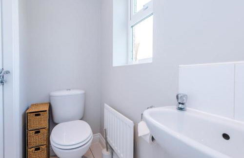 Charming Townhome Retreat, close to Manchester - Photo 8