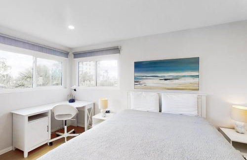 Renovated condo with ocean views, pool, & beach access - Foto 11