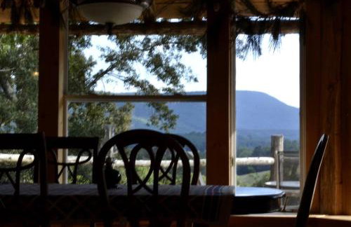 Stately Log Cabin with a Pool for a Group Getaway near Chickamauga, Georgia - Foto 19
