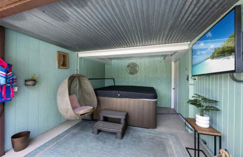 Gulf Access Waterfront Oasis with Heated Pool! Near Beach & Mercato! - Foto 18