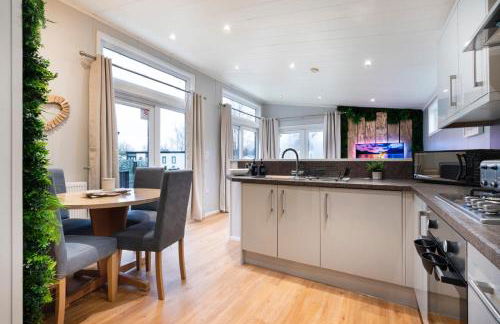 Silverdale Lodge, HotTub, Wi-FI, Quiet & Sleeps 4 - Foto 7