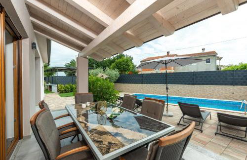 Villa Ajlin with Private Pool - Foto 16