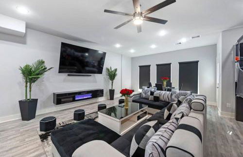 Spacious Modern Townhome w Indoor Court, King Beds & Huge TVs! - Foto 7