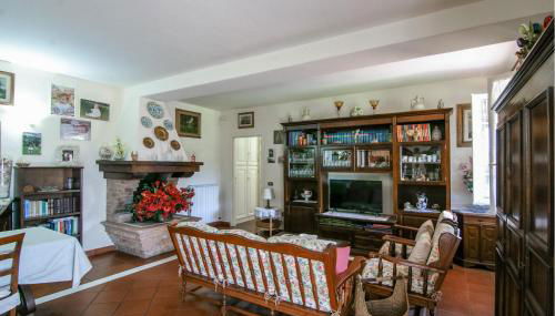 2 Bedroom Beautiful Apartment In Querceta - Foto 3