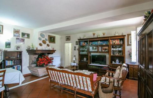 2 Bedroom Beautiful Apartment In Querceta - Photo 3
