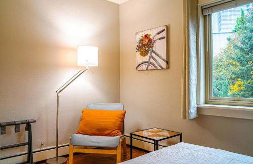 Colorful downtown condo, 2 bedrooms, king bed - Foto 9