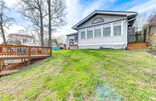 Riverfront Colonial Beach Home with Private Beach! - Foto 25