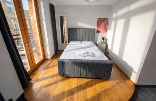 Central Apt With Balcony - Walk to Bars & Stations - Foto 12