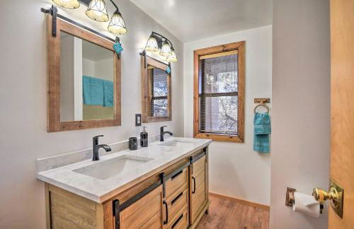 Luxe Escape with Decks, Mtn Views, Game Room! - Foto 19