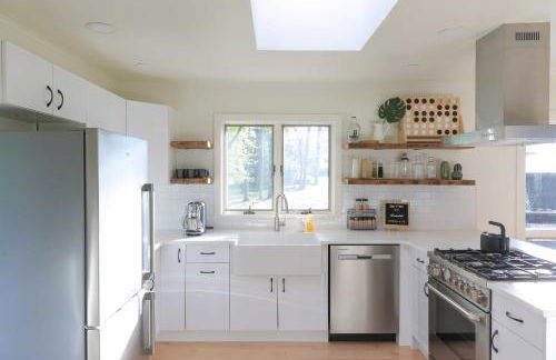 Modern Hideaway with Deck and State Forest Access - Foto 17