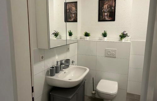 Spacious Apartment with Balcony - nearby Schlosspark - APOLONIAliving - Foto 9