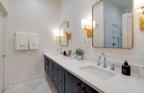 Luxury Townhouse with Rooftop Deck Less than 10 mins to Downtown - Foto 35