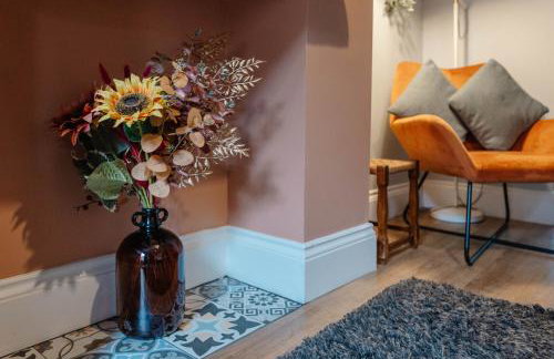Charming Victorian Terrace near City with Free Parking - Foto 9