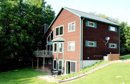 Lakefront Vacation Rental with a Deck and Hot Tub near Wisconsin Dells - Foto 1