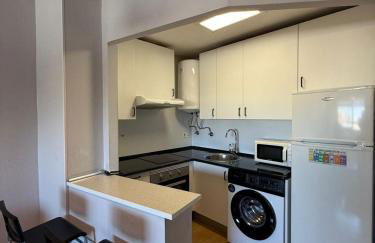 Enjoy the sun and pool in this fabulous apartment - Foto 10