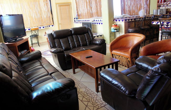 Mid-century Ocean View Apartment - Photo 1