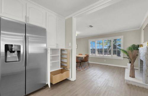 Spacious 4BR plus Den with Pool, Jacuzzi, BBQ, Near Strip - Foto 19