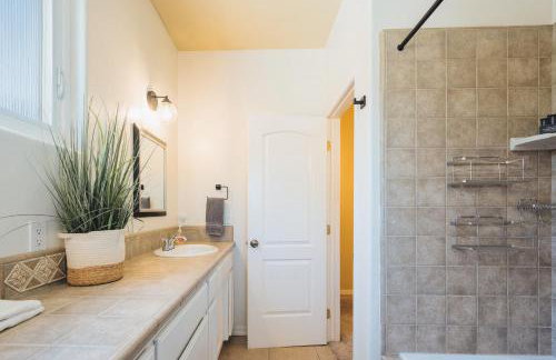 Lavender & Vine - Downtown Retreat with Hot Tub and Fire Pit! - Foto 20