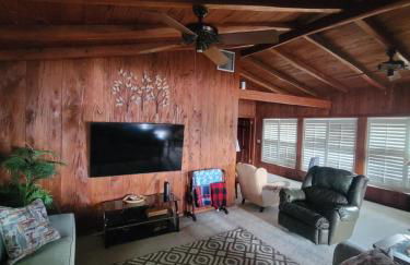 Lake House Retreat - Photo 3