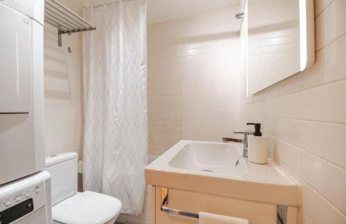 Explore Málaga from a Modern Apartment - Photo 5