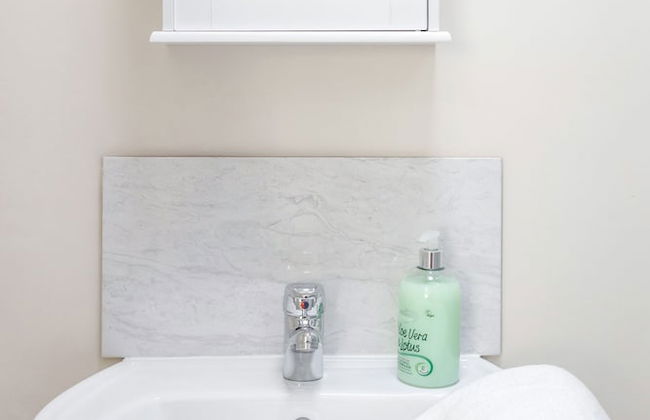 Bedford Hospitalsouth Wing4 Guests3 Bedswifi - Photo 22