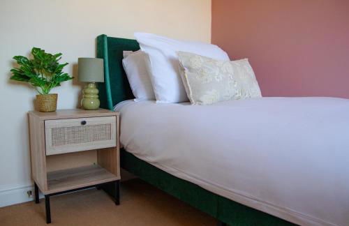 4x Bed Elegant Home with Parking - Photo 28