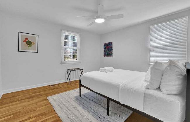 Chamblee Retreat 3BR Home w Spacious Porch - Foto 36