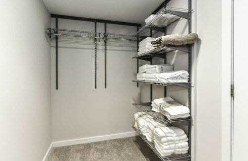 Stylish 2BR Retreat Gym Parkng and Scenic Rooftop - Foto 31