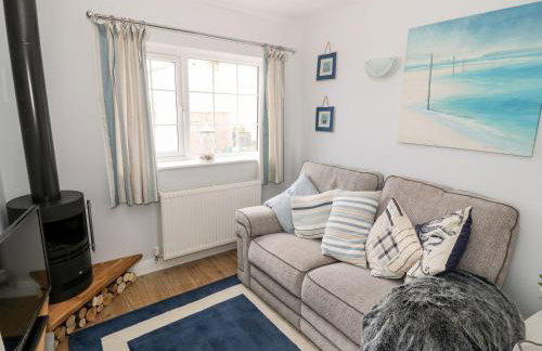 Ty Bach, 1 bedroom home with hot tub and views - Photo 11