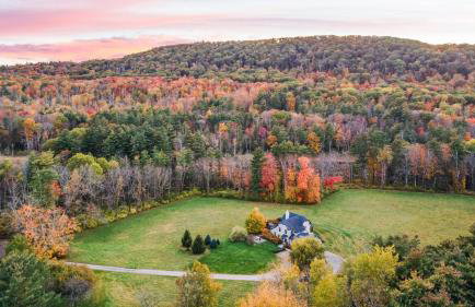 Modern Berkshires Farmhouse w Porch Fireplace Views Beaver Creek by AvantStay - Foto 46