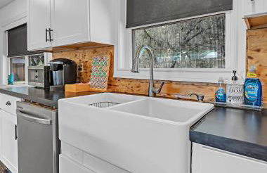 New-The Mod Poppy Large home 10 minutes from it all - Photo 21