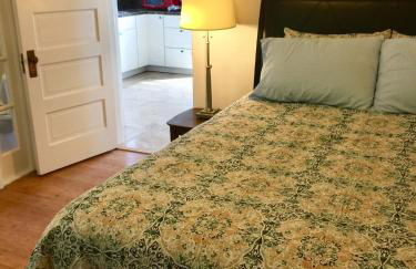 Ruth House Original Craftsman PETS, walk to State st. - Photo 33