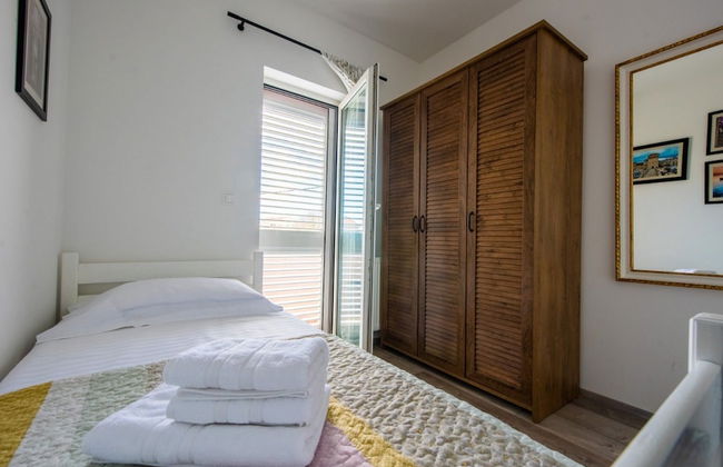 Charming and Tranquil Kastel Gomilica Apartment With Balcony and Patio - Foto 12