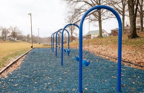 3-story home for 12 Near Ark with Hot Tub & Parking! - Foto 29