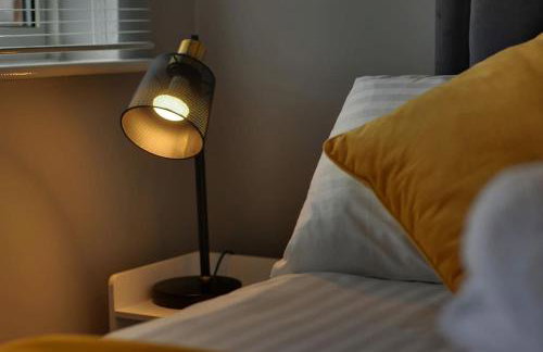 Superb 3 bed house, homely comforts close to supermarkets, with private parking on gated premise - Photo 27