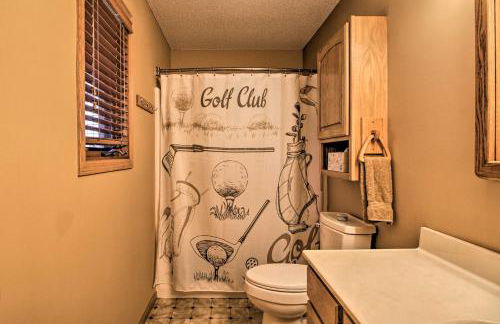 Cabin with Fire Pit and Movie Room, 1 Mi to Lake - Foto 23