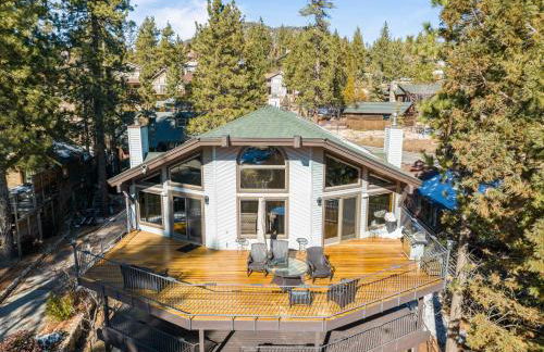 North Shore Lakefront - Spacious Lakefront with Hot Tub, & Game Room - Foto 2