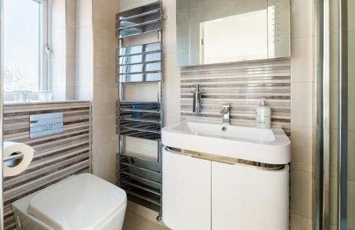 Drayton Manor House FREE parking - Photo 36