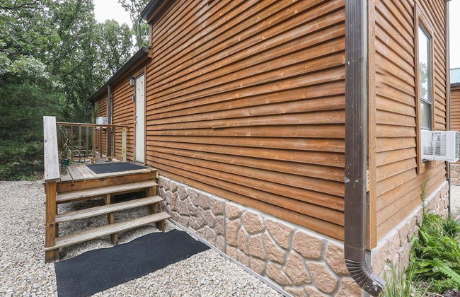 Cabin 10~ Cozy Toronto Lake Cabin ~ Walk To The Water 1 Bedroom Cabin by RedAwning - Photo 14