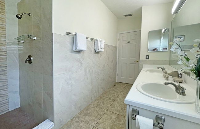 Greatest Grove 4 Bedroom Home by RedAwning - Photo 16