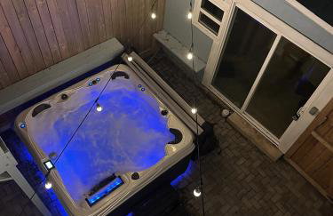 Ocean View 2BR w Hot Tub, Sauna & Wraparound Deck - Steps to Beach - Photo 29