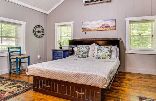 Hot Tub and Deck Cabin Hideaway in Brown County - Foto 12