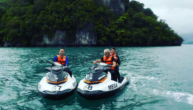 Montando en moto de agua