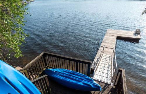 Whimsical Lakefront Chalet - Foto 19