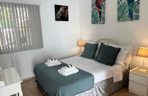 Villa with Free Heated Pool - Pass the Keys - Photo 8