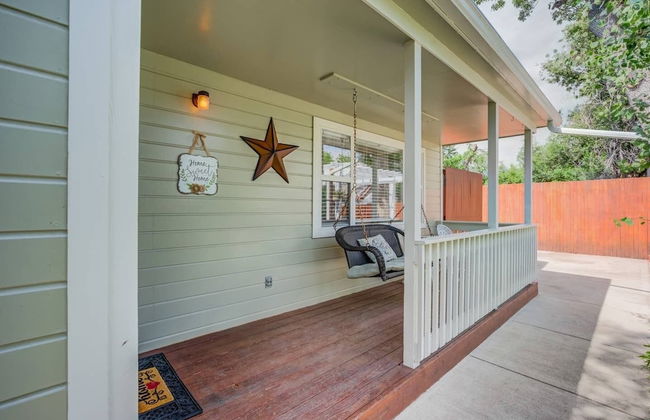 3 Bedroom Downtown with Firepit - Photo 9