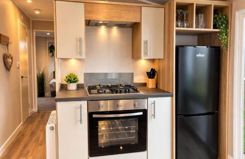 M&B Holiday Home 2025 Cozy Beach side Caravan 4 Beds, 3 Sofa Bed, 7 Sleep, Wifi, Tea and Coffee, Free Parking - Foto 21