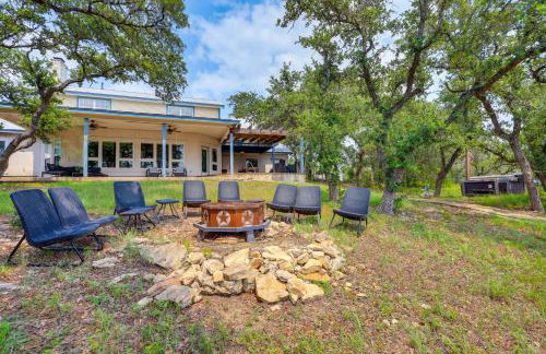 Modern Fischer House with Deck, Fire Pit and Hot Tub! - Foto 34