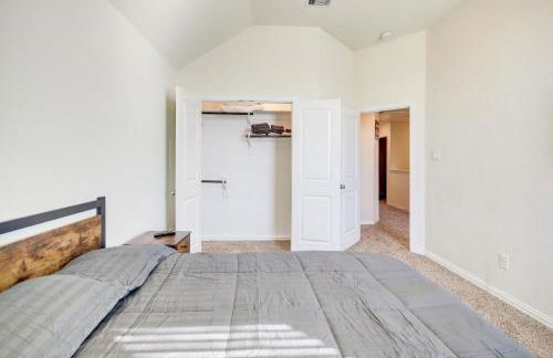 Meticulously-maintained 3-BR Townhouse w/ Backyard ~ Double-Story! - Foto 28