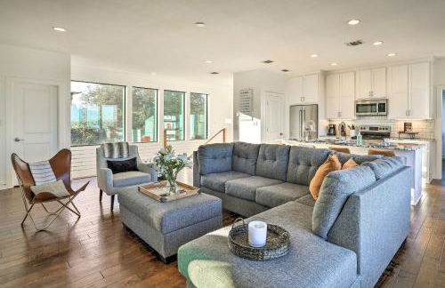 Lake Granbury Views and Game Room! Modern Escape - Foto 7